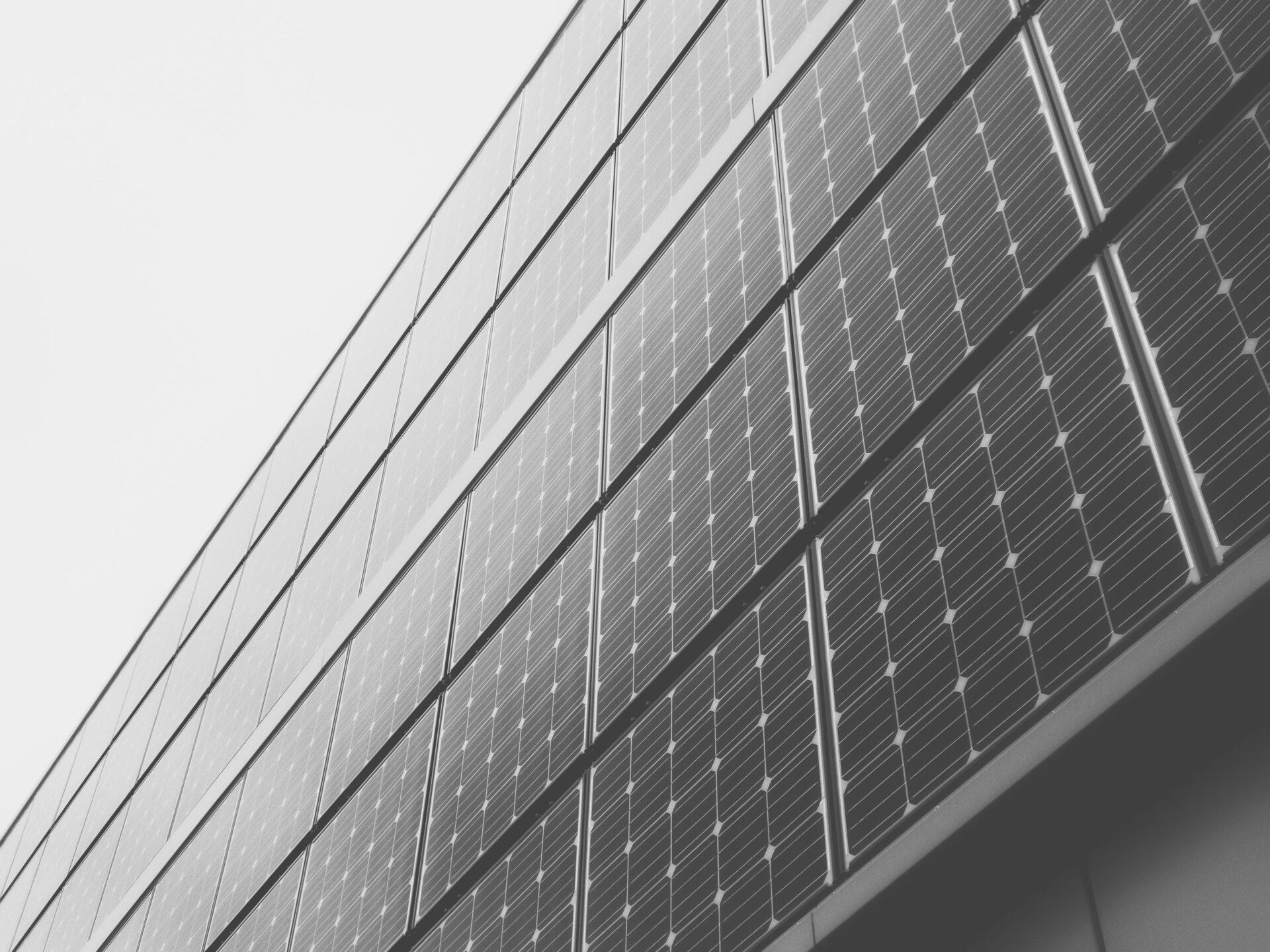 Photovoltaikmodule an einer Gebäudefassade